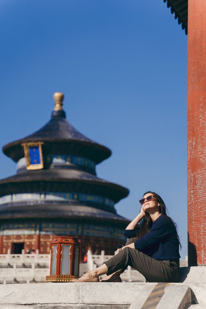 Mujer disfrutando en templo en Beijing